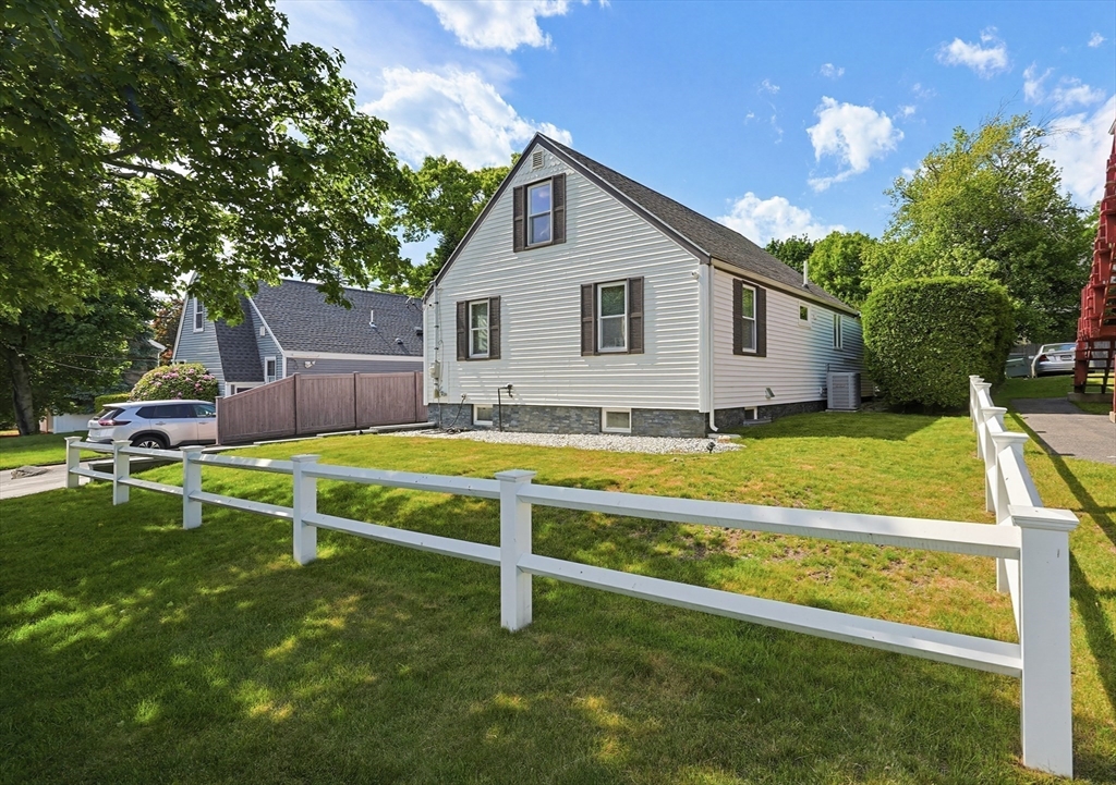 8 Woodbury Ave