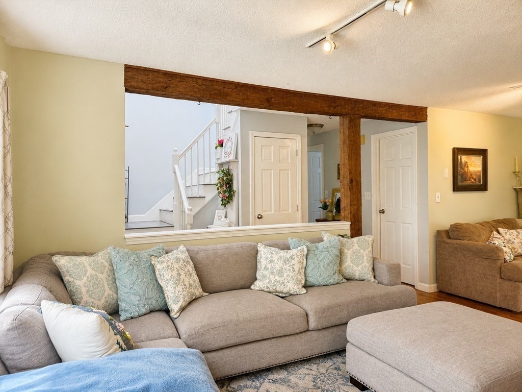 439 North River Road 5