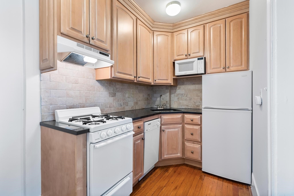 116 Riverway St 14