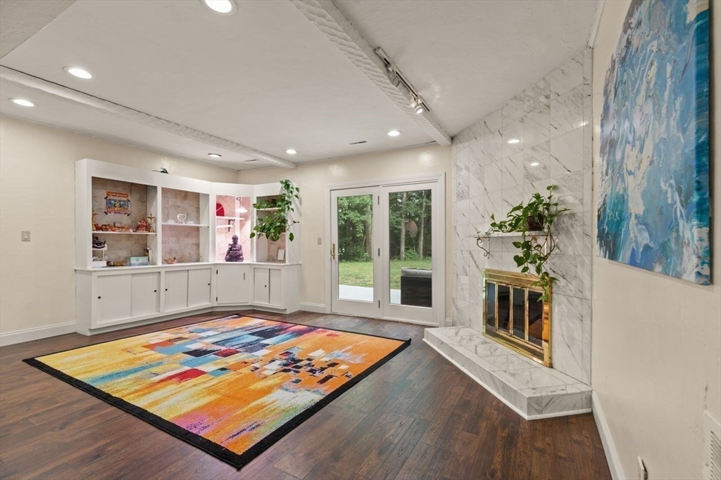 44 Eisenhower Dr