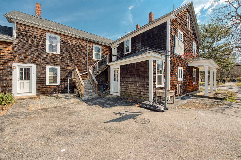 970 N Main St 1