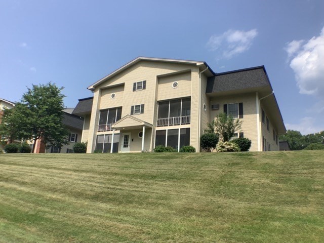41 W Summit St 53