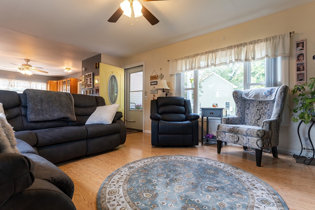 Plainville, Massachusetts 02762, United States, 2 Bedrooms Bedrooms, ,1 BathroomBathrooms,Residential,Active,224413