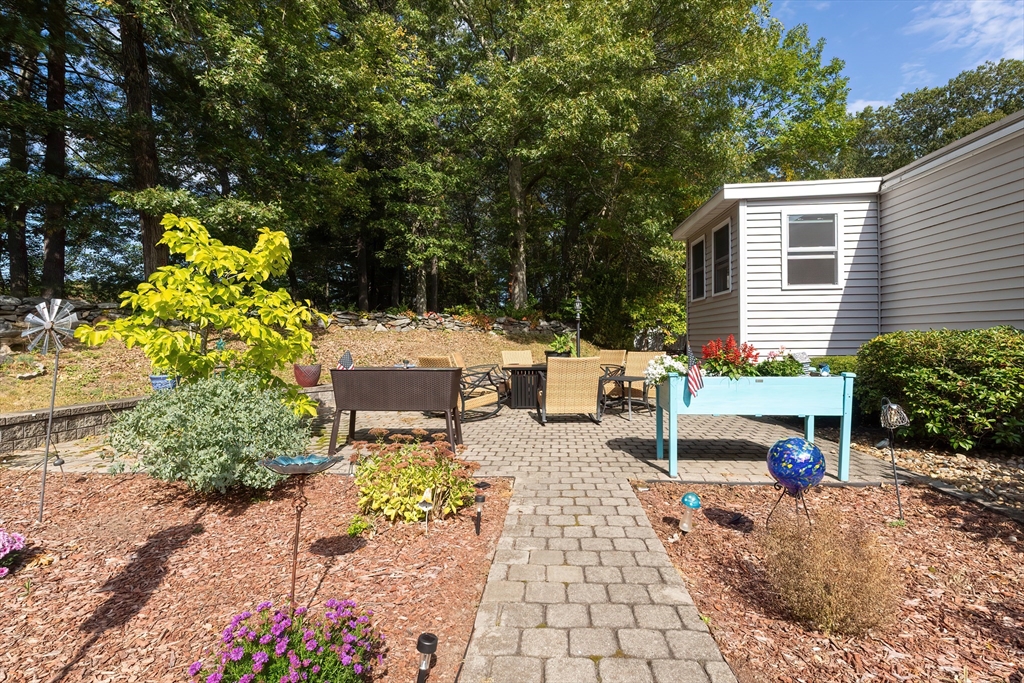 Plainville, Massachusetts 02762, United States, 2 Bedrooms Bedrooms, ,1 BathroomBathrooms,Residential,Active,224413