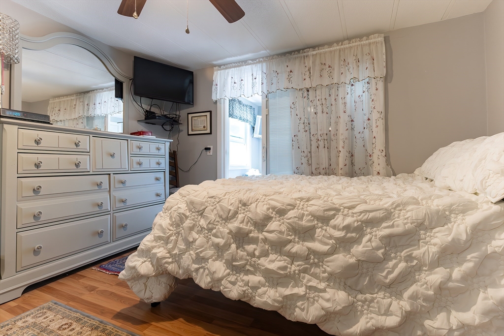 Plainville, Massachusetts 02762, United States, 2 Bedrooms Bedrooms, ,1 BathroomBathrooms,Residential,Active,224413