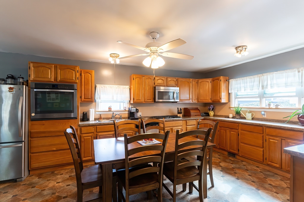 Plainville, Massachusetts 02762, United States, 2 Bedrooms Bedrooms, ,1 BathroomBathrooms,Residential,Active,224413