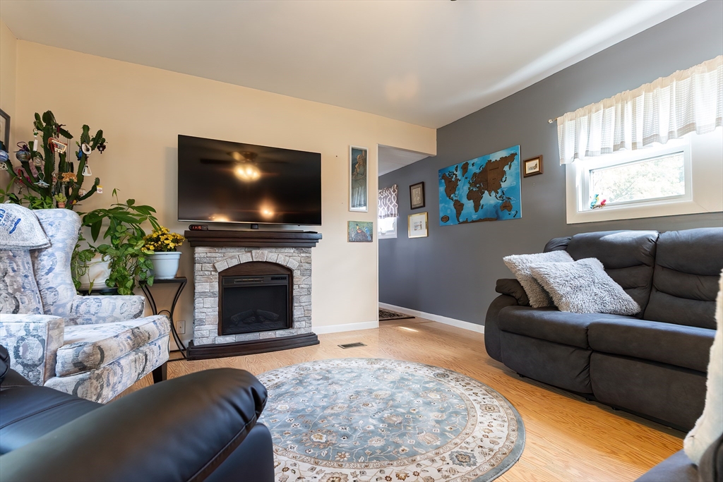 Plainville, Massachusetts 02762, United States, 2 Bedrooms Bedrooms, ,1 BathroomBathrooms,Residential,Active,224413