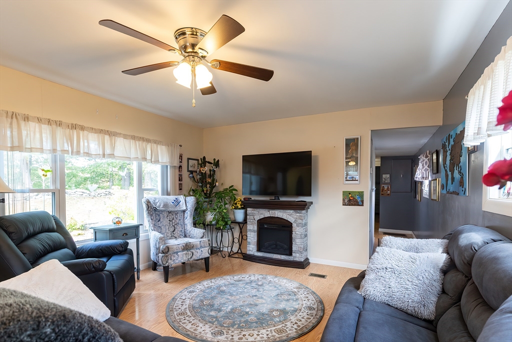 Plainville, Massachusetts 02762, United States, 2 Bedrooms Bedrooms, ,1 BathroomBathrooms,Residential,Active,224413