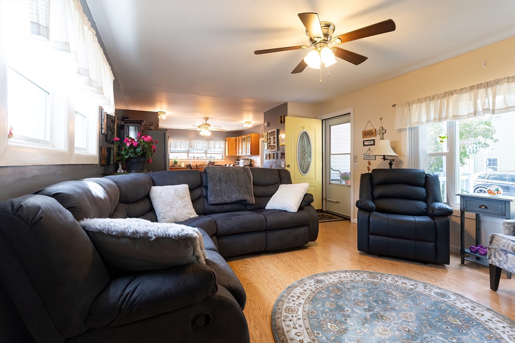 Plainville, Massachusetts 02762, United States, 2 Bedrooms Bedrooms, ,1 BathroomBathrooms,Residential,Active,224413