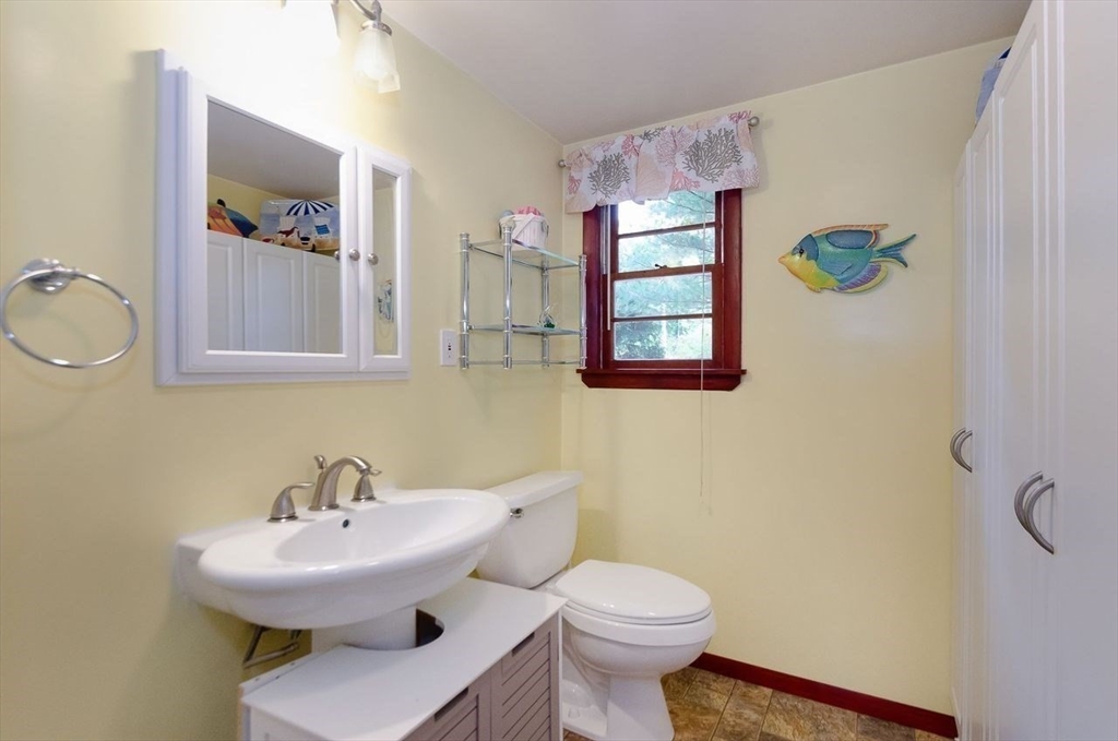 Marion, Massachusetts 02738, United States, 2 Bedrooms Bedrooms, ,1 BathroomBathrooms,Residential,Active,236373