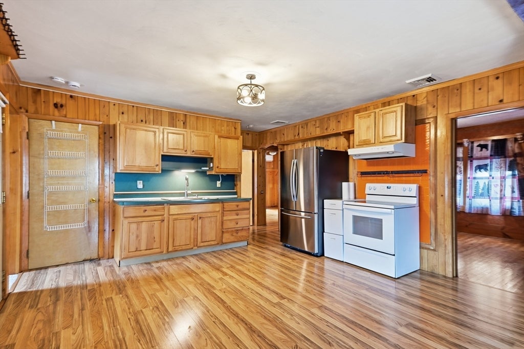 64 Stewart St, Chicopee, MA Photo #21