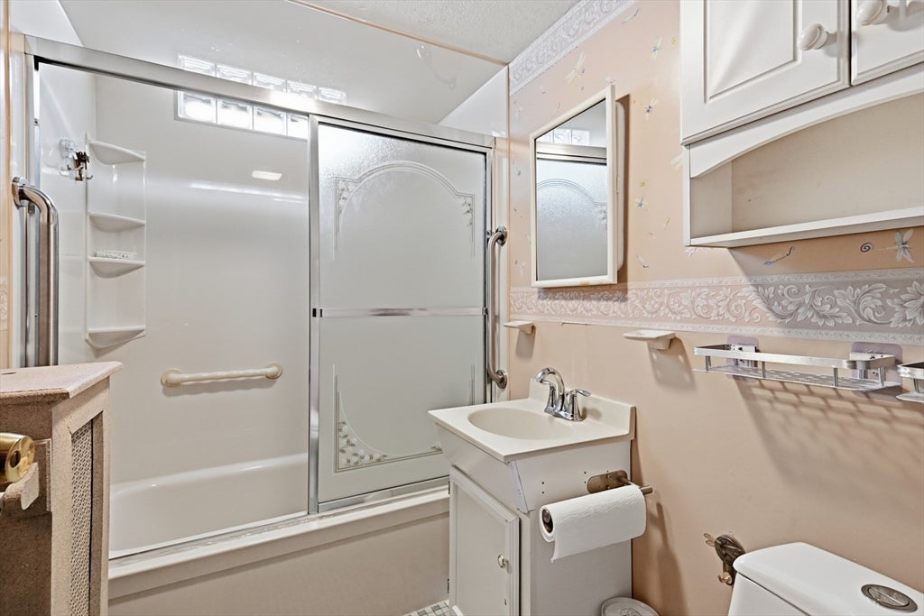 64 Stewart St, Chicopee, MA Photo #24