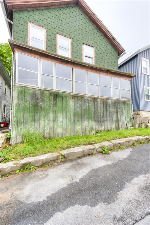 48 Esther St