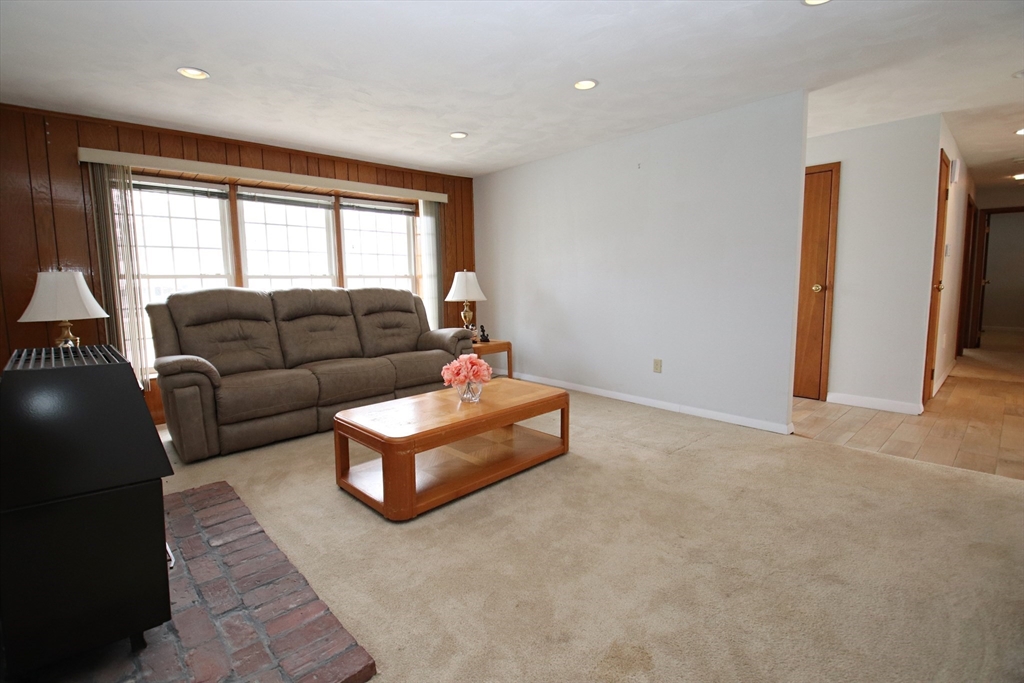 Peabody, Massachusetts 01960, United States, 3 Bedrooms Bedrooms, ,2 BathroomsBathrooms,Residential,Pending,87314