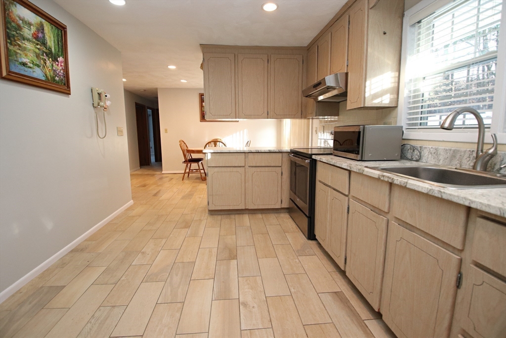 Peabody, Massachusetts 01960, United States, 3 Bedrooms Bedrooms, ,2 BathroomsBathrooms,Residential,Pending,87314