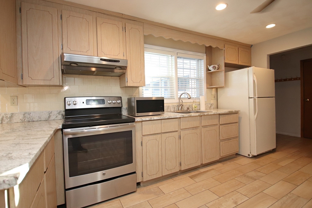 Peabody, Massachusetts 01960, United States, 3 Bedrooms Bedrooms, ,2 BathroomsBathrooms,Residential,Pending,87314