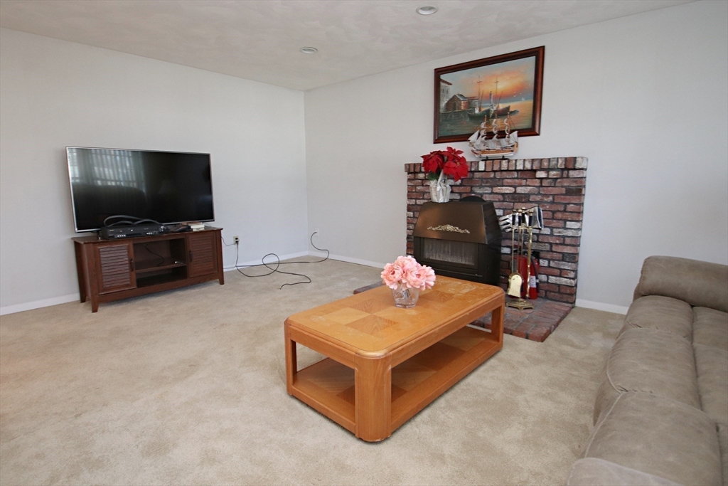 Peabody, Massachusetts 01960, United States, 3 Bedrooms Bedrooms, ,2 BathroomsBathrooms,Residential,Pending,87314