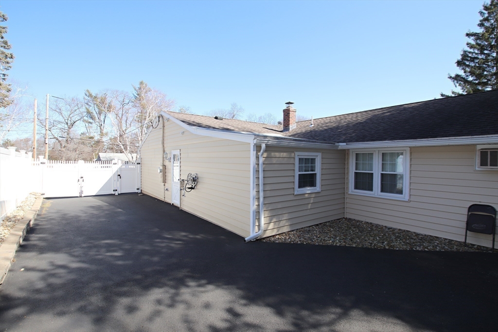 Peabody, Massachusetts 01960, United States, 3 Bedrooms Bedrooms, ,2 BathroomsBathrooms,Residential,Pending,87314