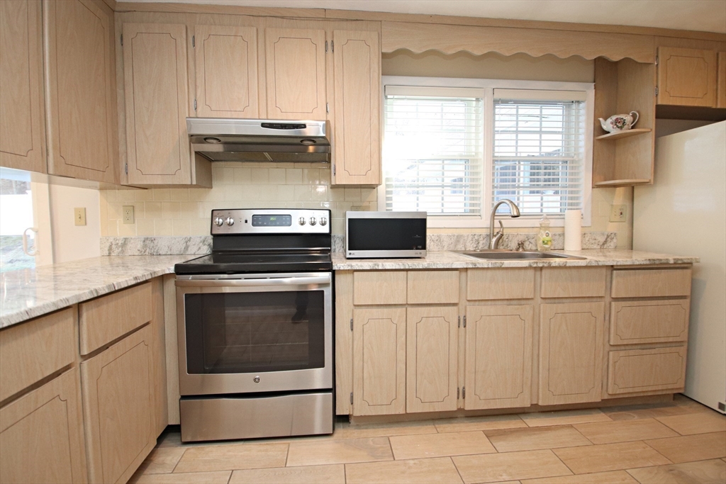 Peabody, Massachusetts 01960, United States, 3 Bedrooms Bedrooms, ,2 BathroomsBathrooms,Residential,Pending,87314