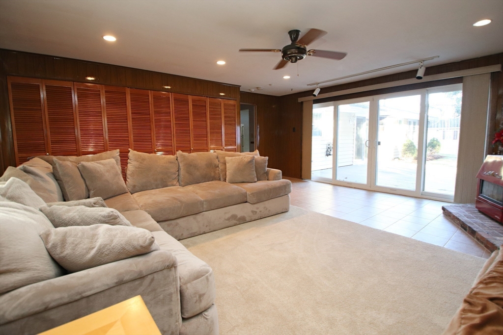 Peabody, Massachusetts 01960, United States, 3 Bedrooms Bedrooms, ,2 BathroomsBathrooms,Residential,Pending,87314