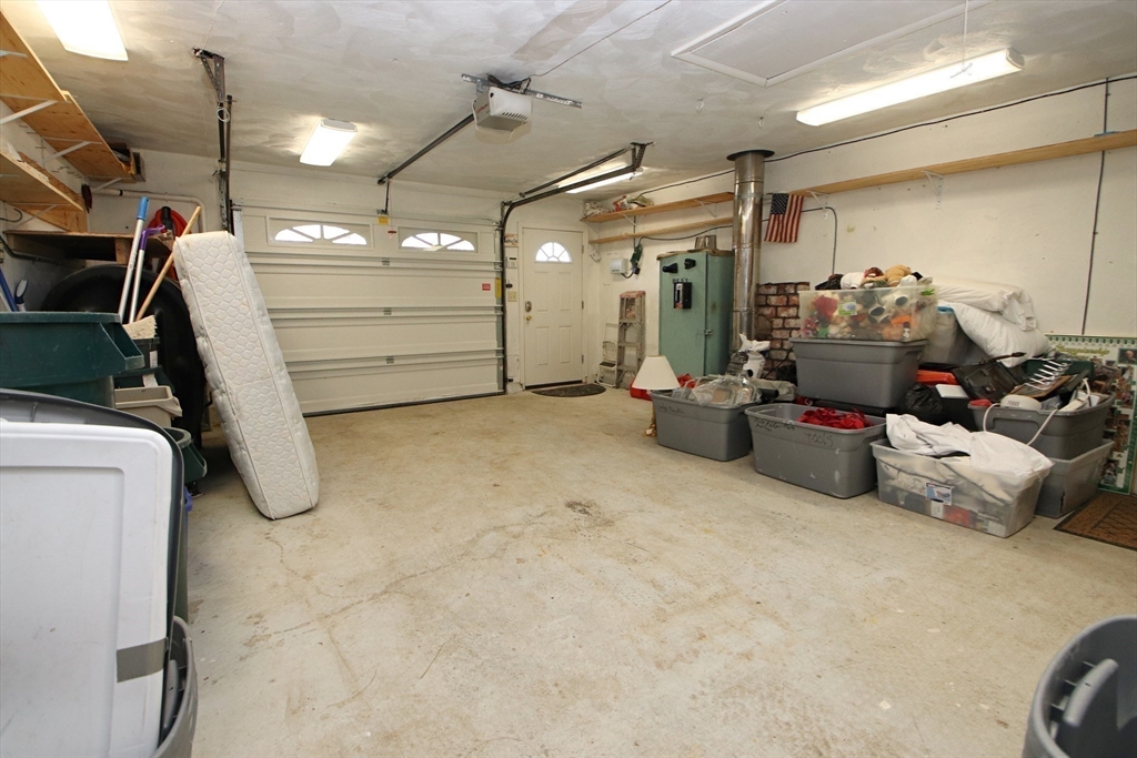 Peabody, Massachusetts 01960, United States, 3 Bedrooms Bedrooms, ,2 BathroomsBathrooms,Residential,Pending,87314