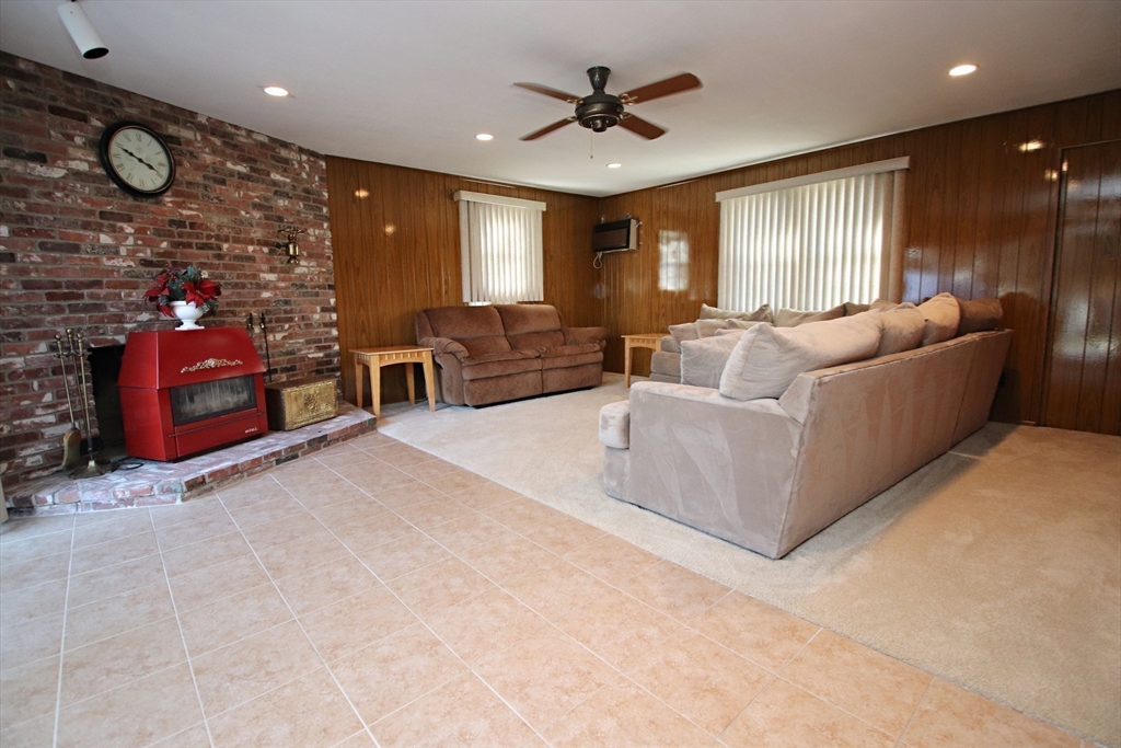 Peabody, Massachusetts 01960, United States, 3 Bedrooms Bedrooms, ,2 BathroomsBathrooms,Residential,Pending,87314