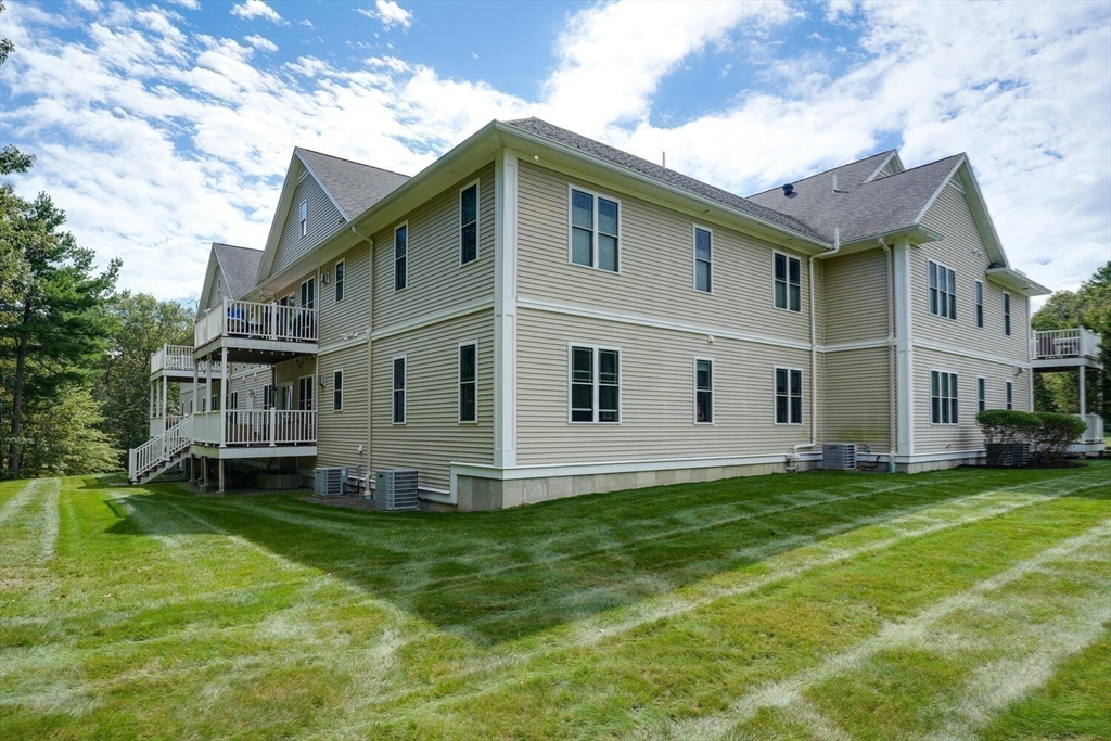 Franklin, Massachusetts 02038, United States, 2 Bedrooms Bedrooms, ,3 BathroomsBathrooms,Residential,Active,216422