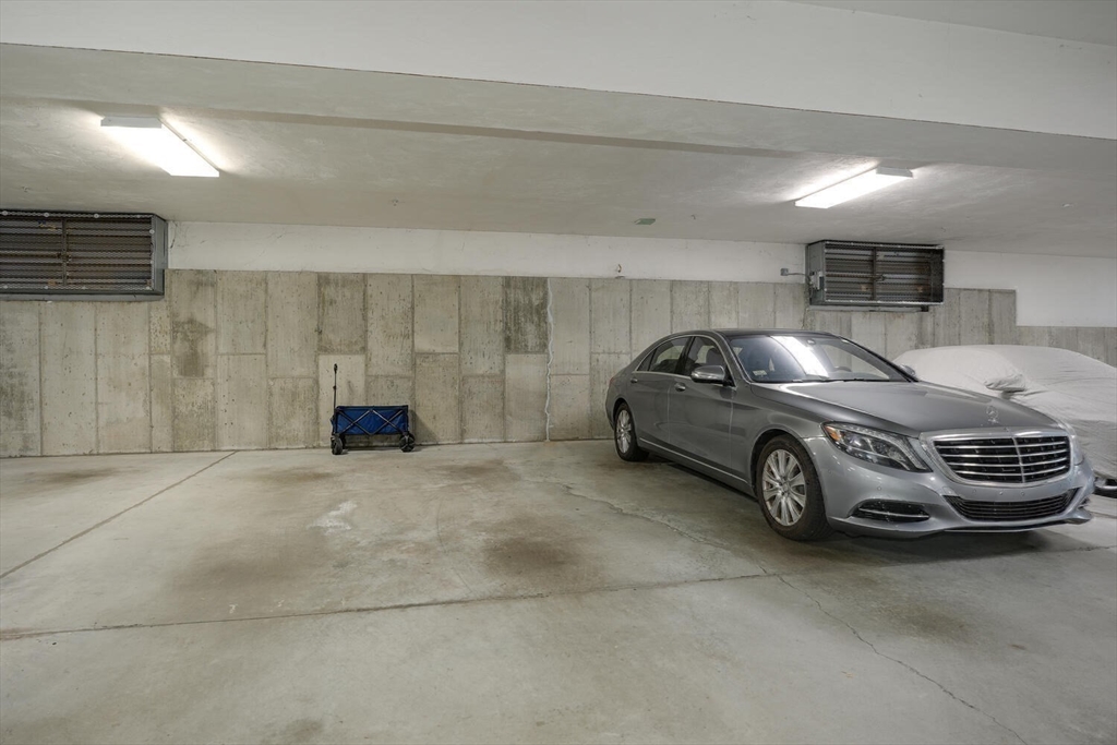 Franklin, Massachusetts 02038, United States, 2 Bedrooms Bedrooms, ,3 BathroomsBathrooms,Residential,Active,216422