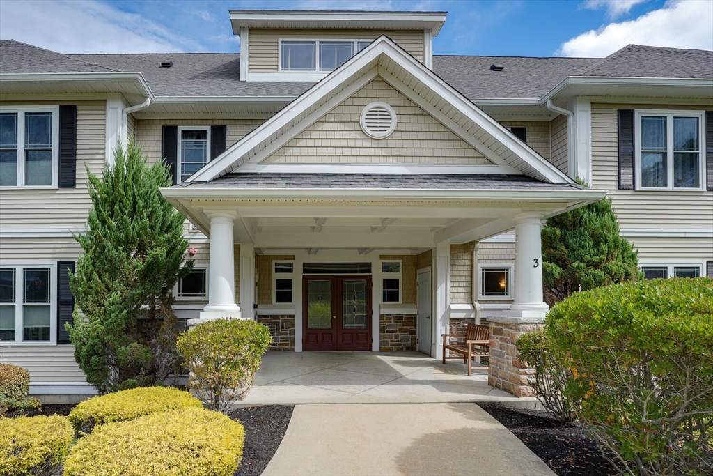 Franklin, Massachusetts 02038, United States, 2 Bedrooms Bedrooms, ,3 BathroomsBathrooms,Residential,Active,216422