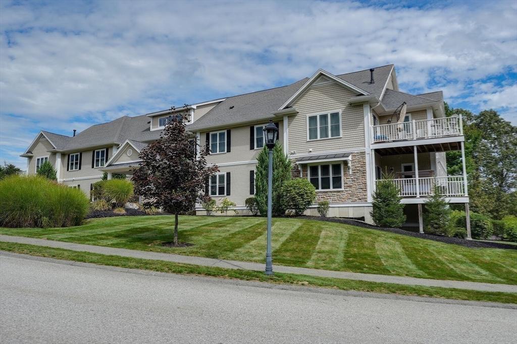 Franklin, Massachusetts 02038, United States, 2 Bedrooms Bedrooms, ,3 BathroomsBathrooms,Residential,Active,216422