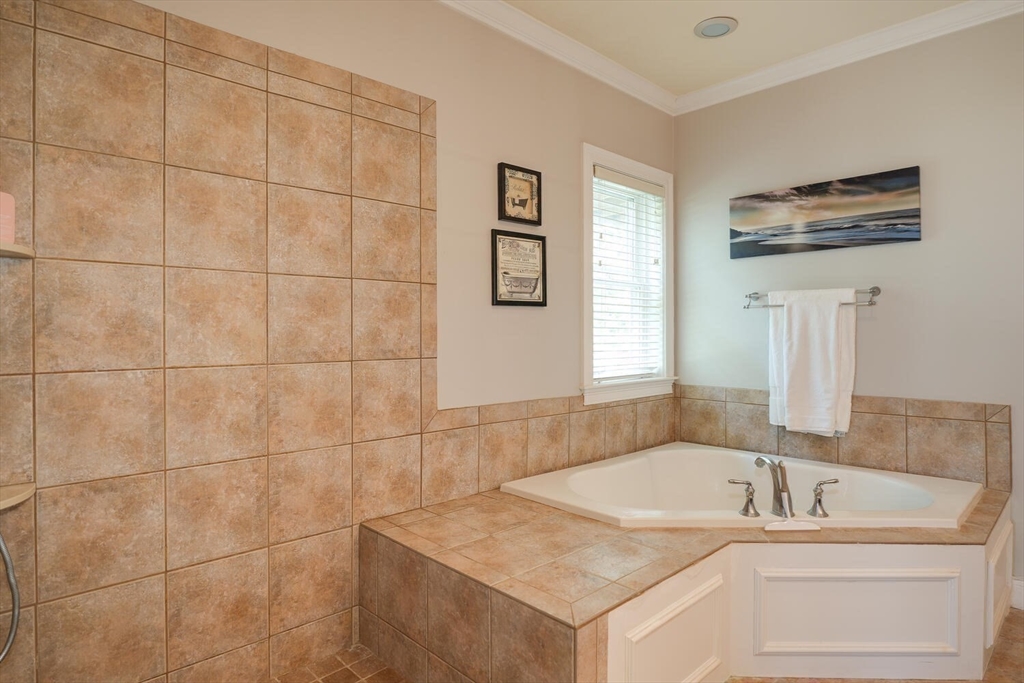 Franklin, Massachusetts 02038, United States, 2 Bedrooms Bedrooms, ,3 BathroomsBathrooms,Residential,Active,216422