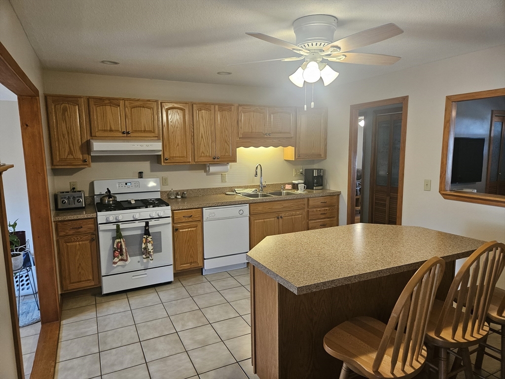 Lowell, Massachusetts 01854, United States, 4 Bedrooms Bedrooms, ,1 BathroomBathrooms,Residential,Active,212637