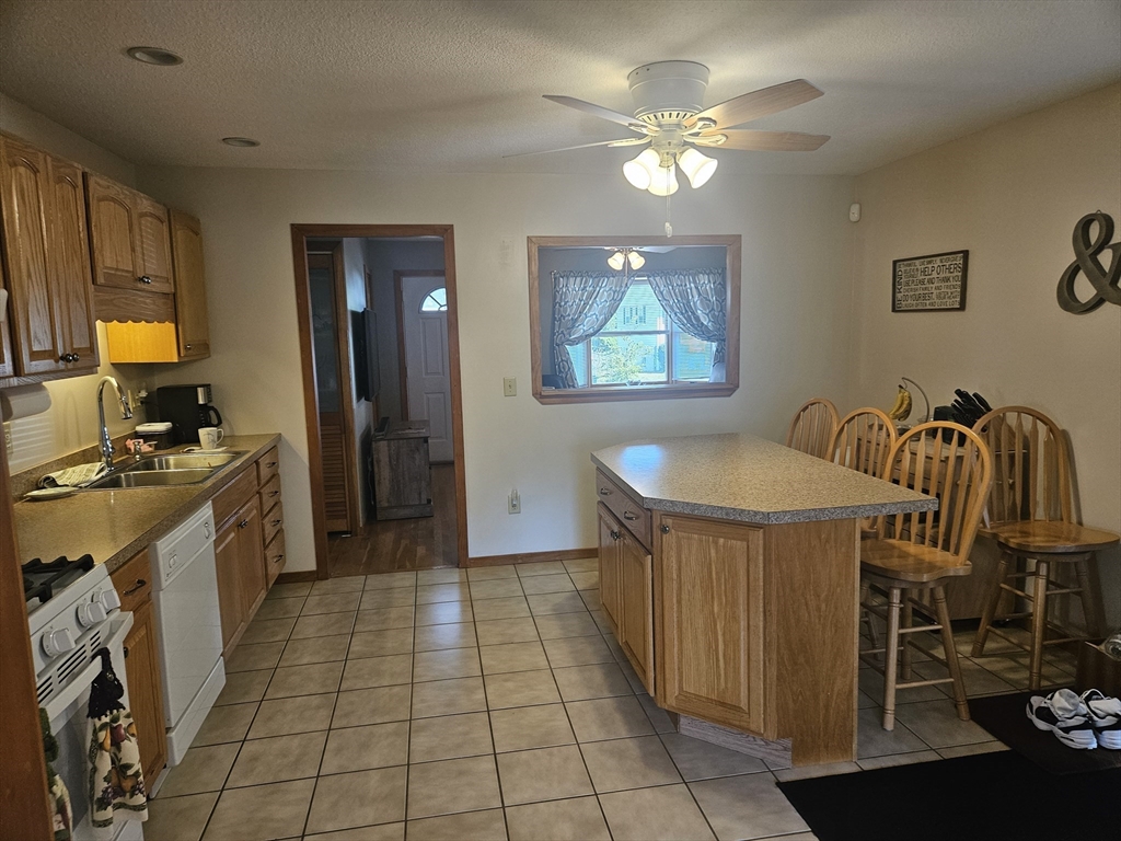 Lowell, Massachusetts 01854, United States, 4 Bedrooms Bedrooms, ,1 BathroomBathrooms,Residential,Active,212637