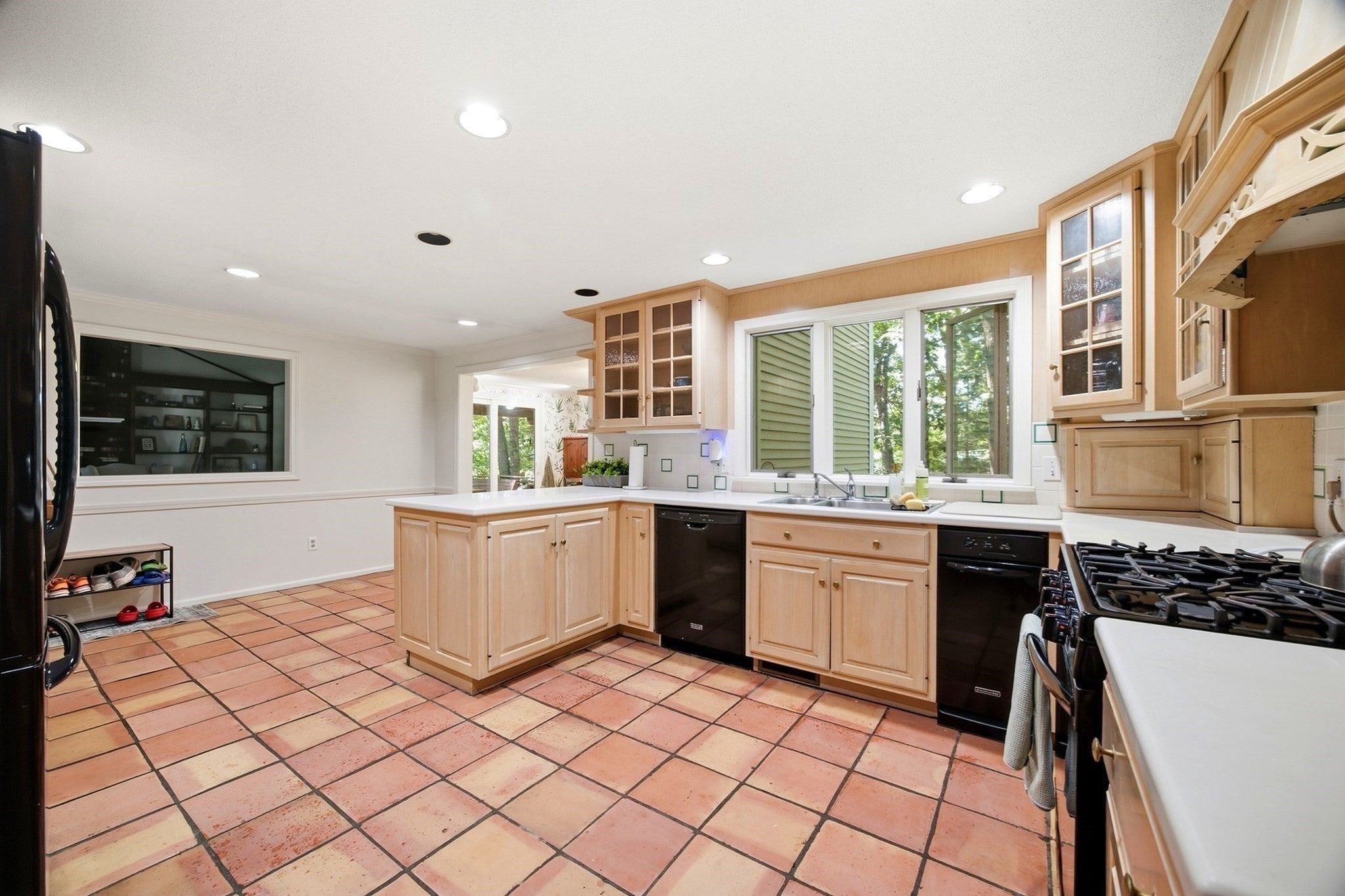 64 Cambridge Cir, Longmeadow, MA Photo #6