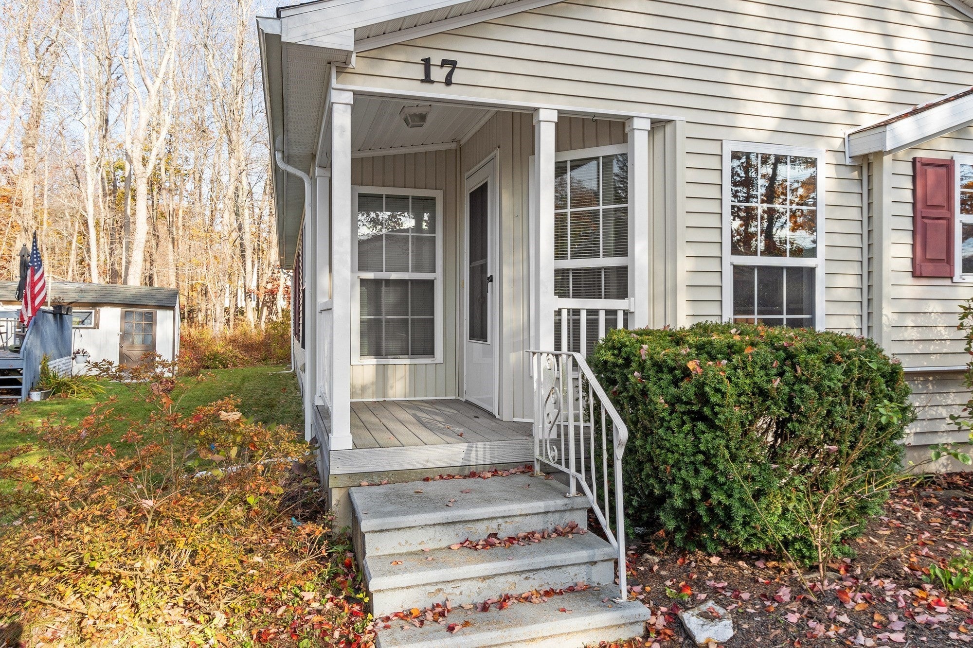 17 Lewis St