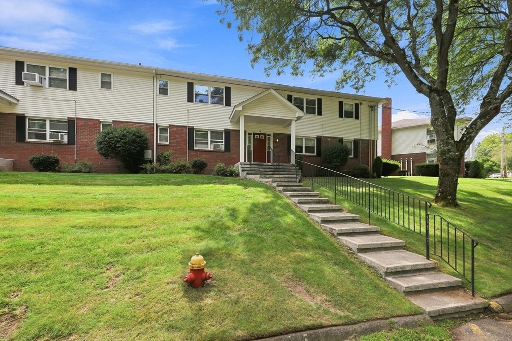 Photo of 90 Colonial Cir, Chicopee, MA