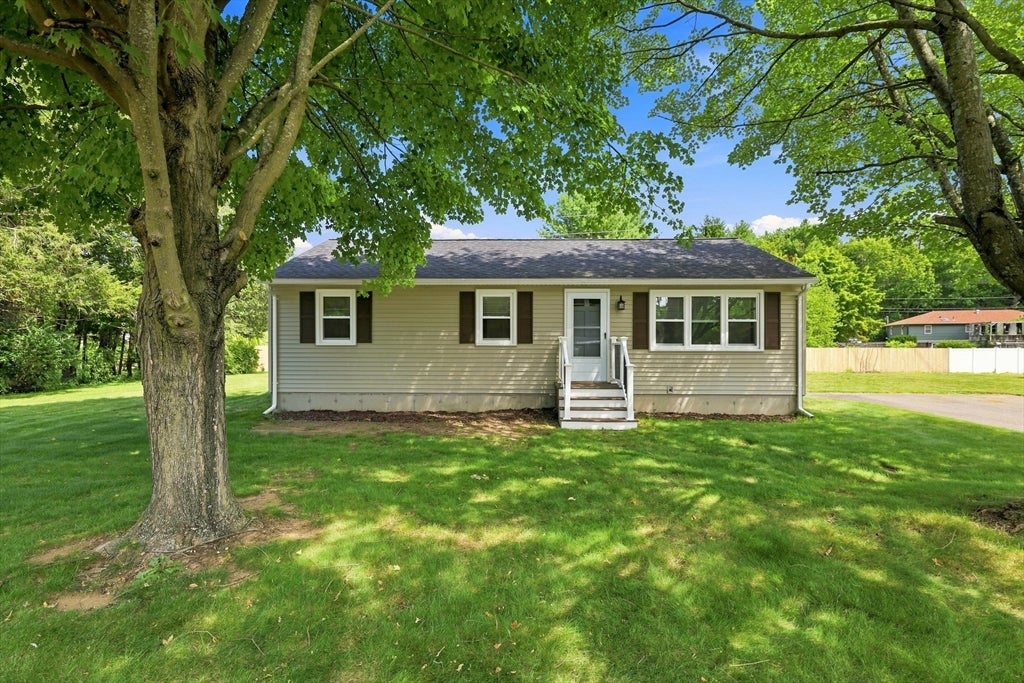 Photo of 15 Peterson Cir, Agawam, MA