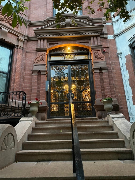 Click for 325 Commonwealth Avenue #3, Boston, MA slideshow Click for 325 Commonwealth Avenue #3, Boston, MA slideshow