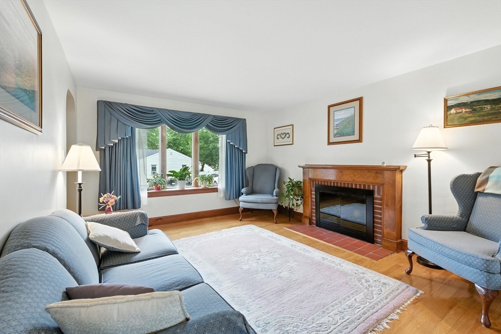 34 Lillian St N