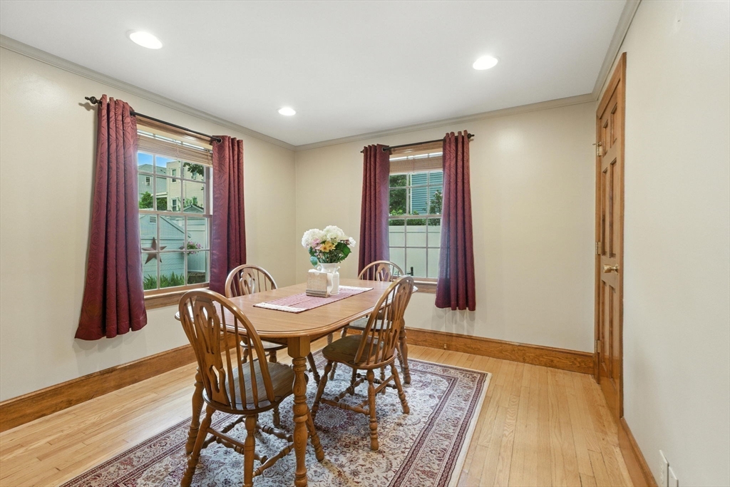 34 Lillian St N