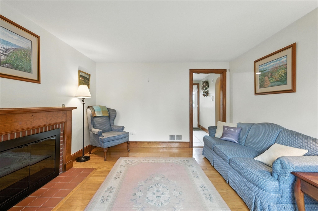 34 Lillian St N