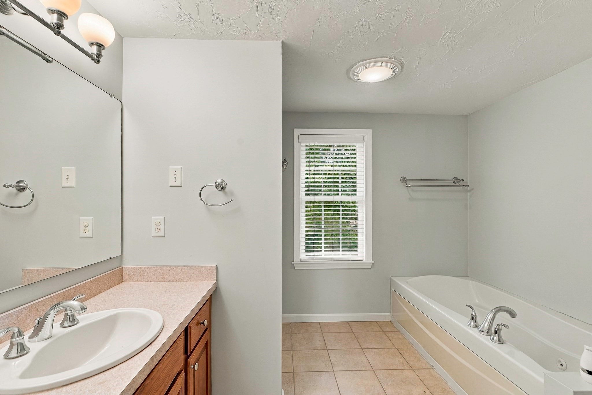 10 Jonathan Cir, Rutland, MA Photo #37
