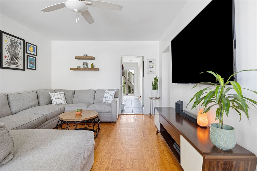 87 White St