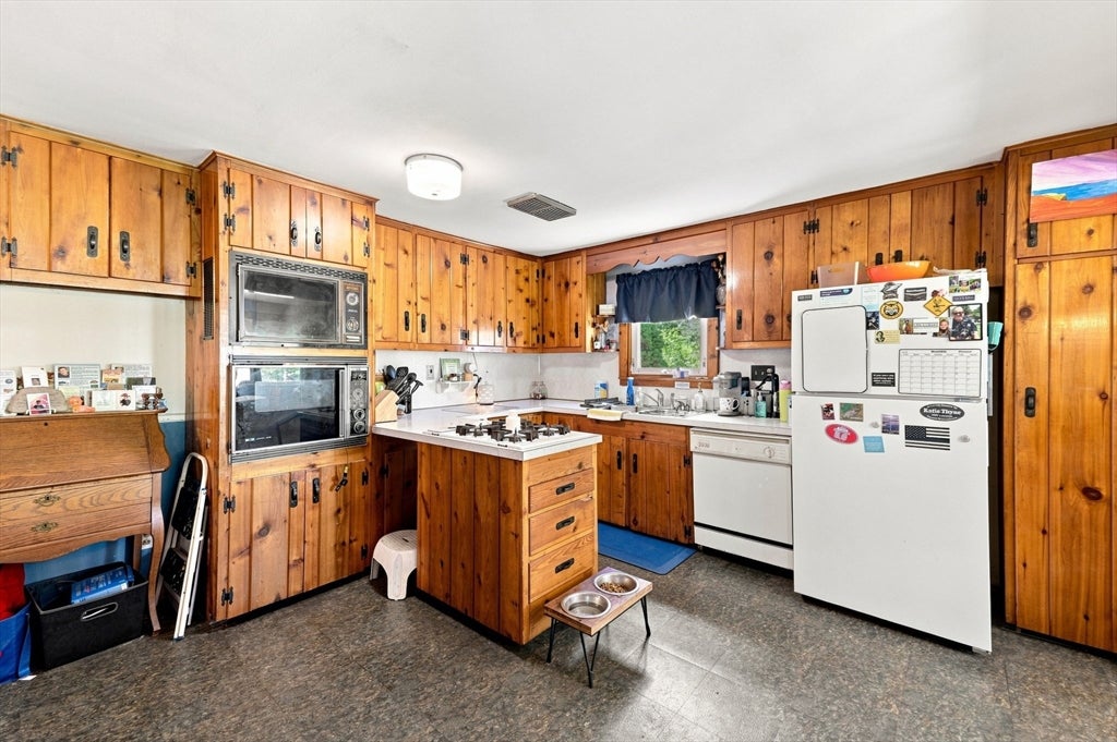 124 E Meadow Rd, Lowell, MA, 124 E Meadow Rd, Lowell, MA Photo #9