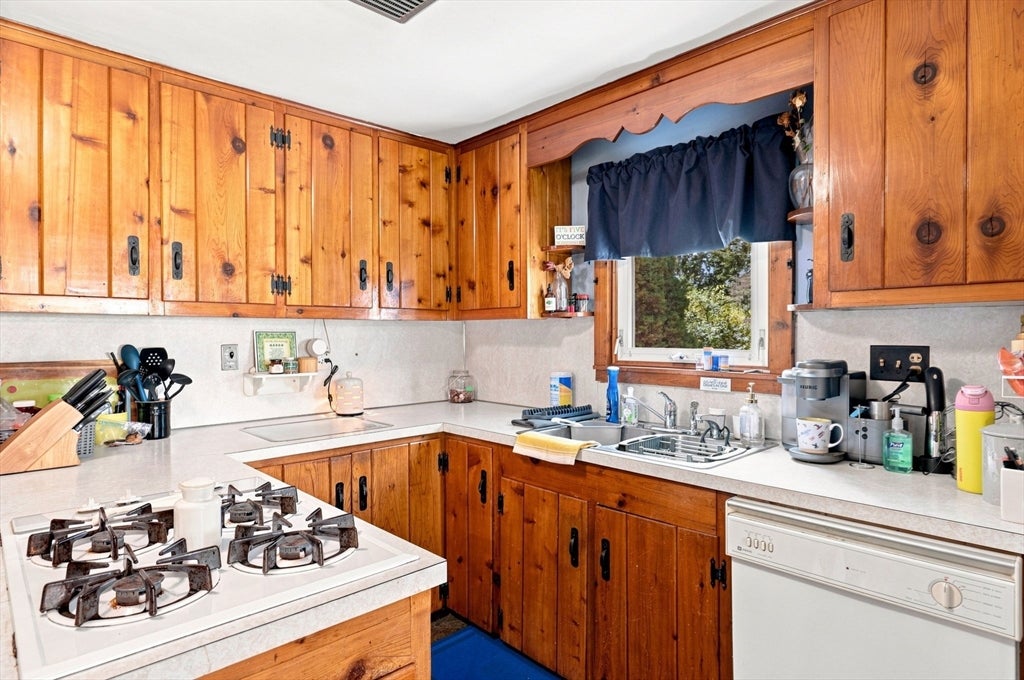 124 E Meadow Rd, Lowell, MA, 124 E Meadow Rd, Lowell, MA Photo #15