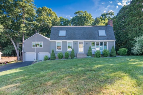 Photo of 7 Stuart Pl, Westfield, MA 01085 (MLS # 73541018)