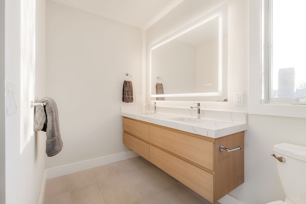 Cambridge, Massachusetts 02139, United States, 3 Bedrooms Bedrooms, ,4 BathroomsBathrooms,Residential,Pending,33470