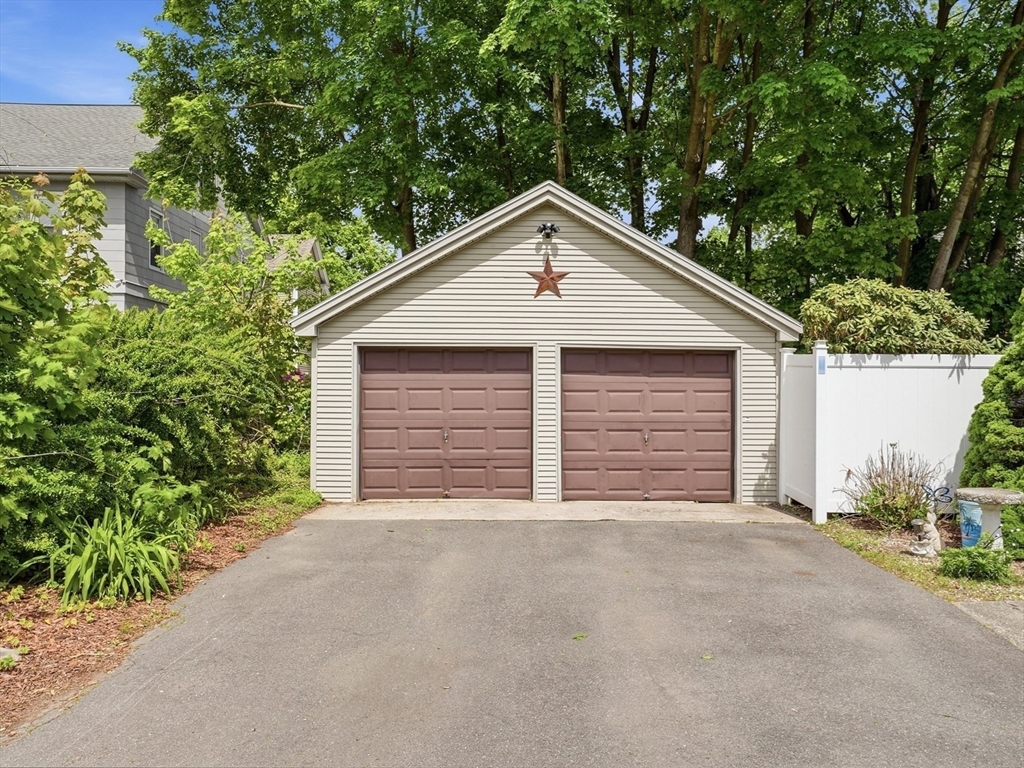 21 Elmwood Avenue, West Springfield, MA Photo #2