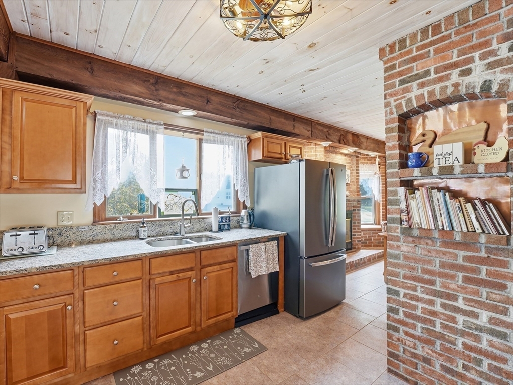 21 Elmwood Avenue, West Springfield, MA Photo #7