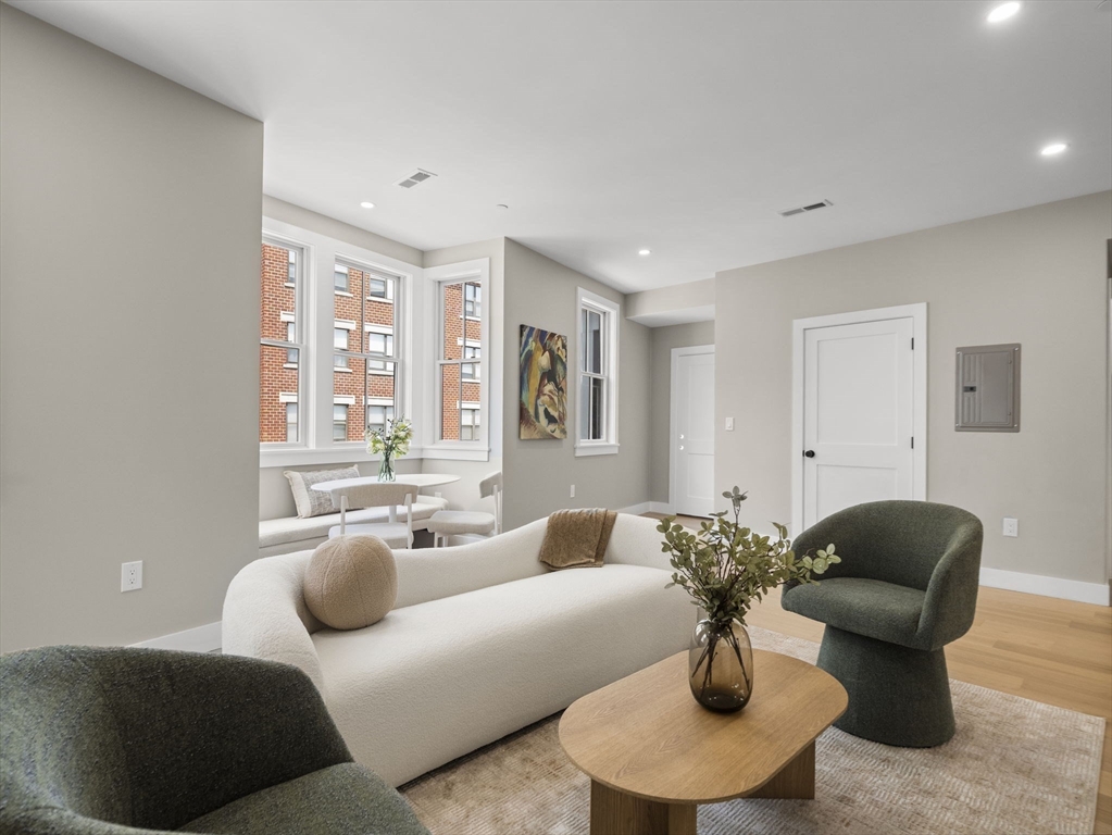 Boston, Massachusetts 02129, United States, 3 Bedrooms Bedrooms, ,2 BathroomsBathrooms,Residential,Active,221071